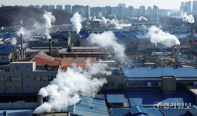 경기지역에 한파가 계속된 29일 오전 시흥시 반월·시화국가산업단지내 공장 굴뚝마다 하얀 수증기가 뿜어져 나오고 있다. 김시범기자