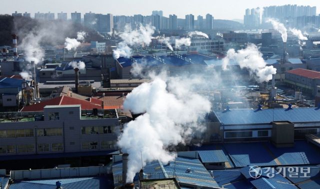 경기지역에 한파가 계속된 29일 오전 시흥시 반월·시화국가산업단지내 공장 굴뚝마다 하얀 수증기가 뿜어져 나오고 있다. 김시범기자