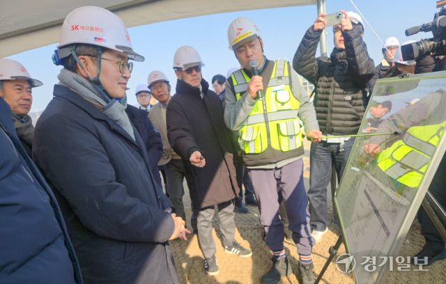 23일 김동연 경기도지사가 SK하이닉스 용인 반도체 클러스터 건설현장을 시찰하고 있다. 이진기자