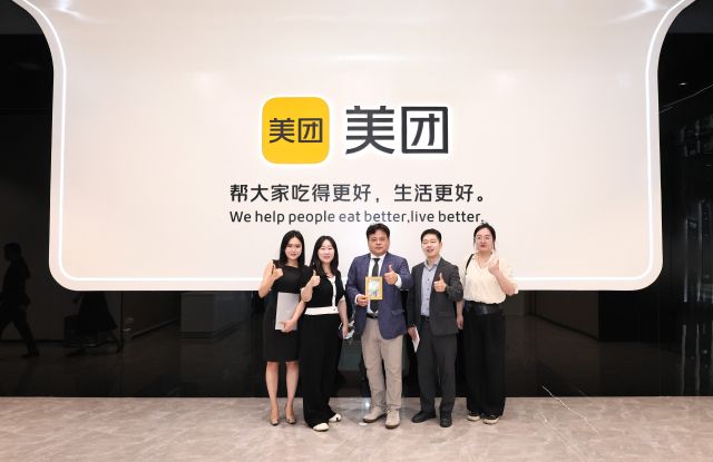 경기관광공사가 중국 춘절 황금연휴를 맞아 대대적인 프로모션을 진행한다고 29일 밝혔다. 사진은 경기관광공사 관계자들이 지난해 중국 메이퇀 본사를 방문해 진행한 프로모션 이후 기념촬영 모습. 경기관광공사 제공