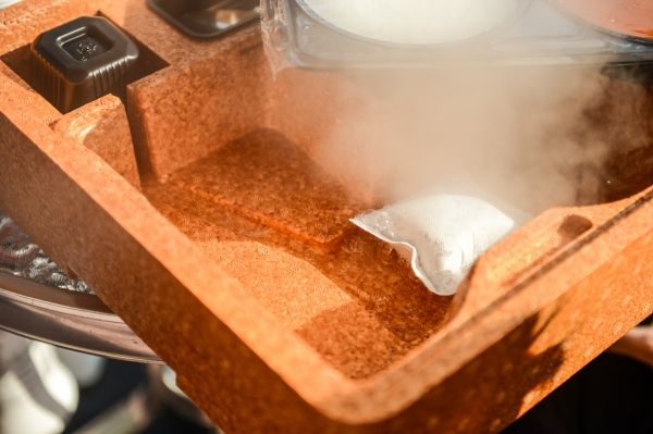 가열 가능한 1회용 도시락 용기. 온기 제공