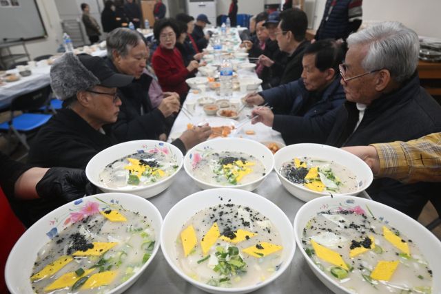 수원 정자1동 ‘새해맞이 떡국 나눔’…한 그릇에 푸짐하게 담은 온기 [포토뉴스]
