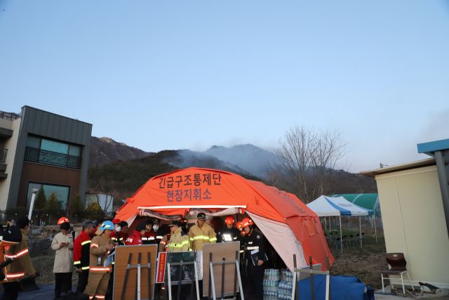인천소방본부 관계자들이 지난 2023년 강화군 마니산 산불을 진압하고 있다. 인천소방본부제공