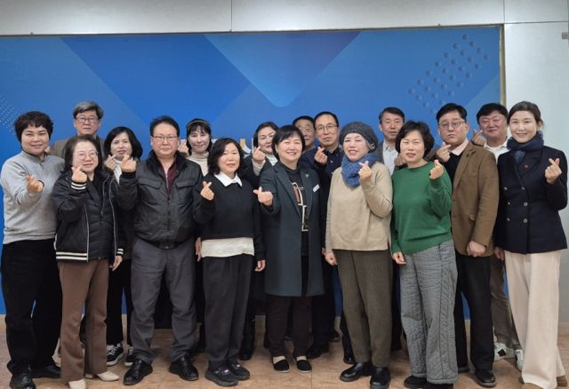 파주시 제6기 교하동 지역사회보장협의체 위원들이 28일 올해 첫 정기회의를 갖고 지역복지 발전을 위한 의지를 다지고 있다. 파주시 제공