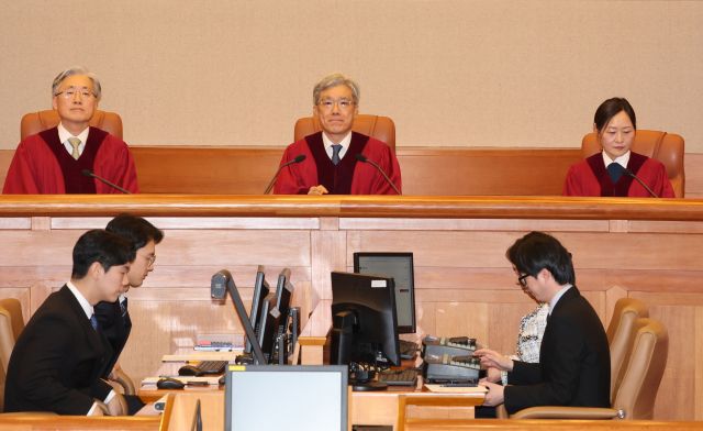 29일 서울 종로구 헌법재판소 심판정에서 열린 변호인 접견불허 위헌확인 헌법소원 선고기일에 김상환 헌법재판소장을 비롯한 헌법재판관들이 재판 시작을 기다리고 있다. 연합뉴스