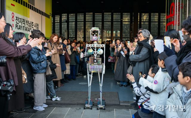 백남준 서거 20주기, AI 로봇 오페라 [포토뉴스]