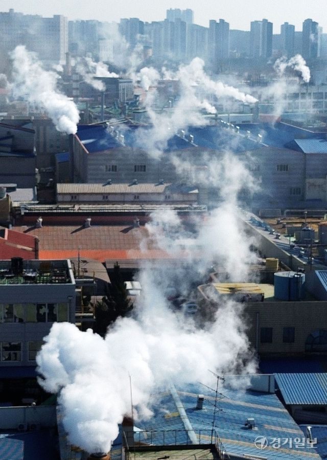 경기지역에 한파가 계속된 29일 오전 시흥시 반월·시화국가산업단지내 공장 굴뚝마다 하얀 수증기가 뿜어져 나오고 있다. 김시범기자