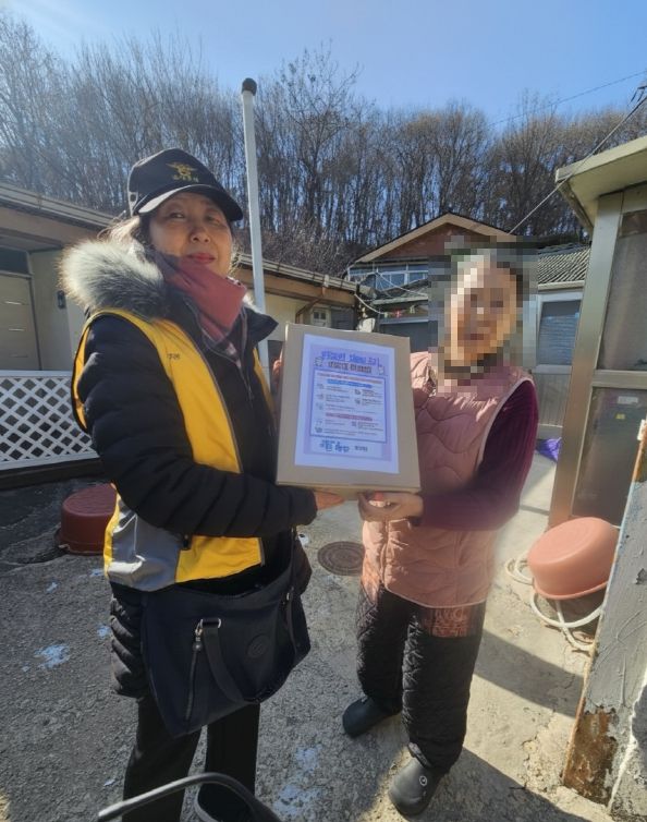 파주시 조리읍 실버 경찰대원이 홀몸 어르신을 직접 찾아가 라면을 전달하며 안부를 확인하는 모습. 파주시 제공