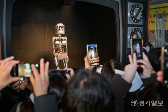 백남준 서거 20주기, AI 로봇 오페라 [포토뉴스]