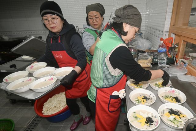 수원 정자1동 ‘새해맞이 떡국 나눔’…한 그릇에 푸짐하게 담은 온기 [포토뉴스]