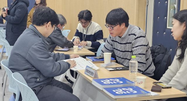 2026년 기업지원시책 설명회 현장에서 기업인들이 맞춤형 상담을 받고 있다. 손지영기자