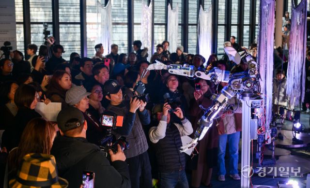 백남준 서거 20주기, AI 로봇 오페라 [포토뉴스]