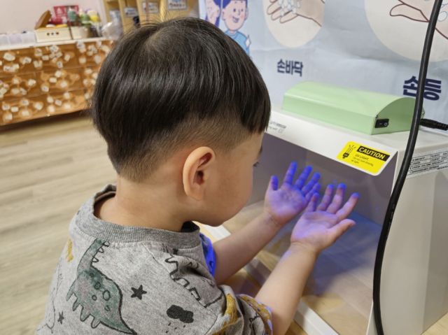 과천시 보건소가 대여중인 손씻기 교육장비를 이용하고 있는 아동 모습. 과천시 제공