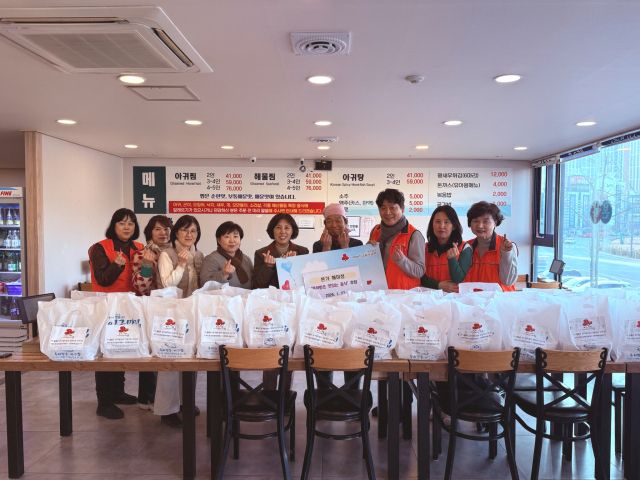 안산 본가해미청 김세환 대표와 직원들이 27일 선부1동 행정복지센터를 찾아 어려운 이웃을 위한 음식을 전달했다. 안산시 제공