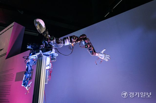 백남준 서거 20주기, AI 로봇 오페라 [포토뉴스]