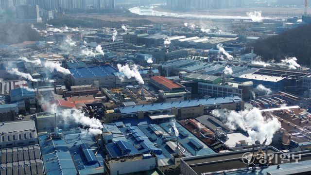 경기지역에 한파가 계속된 29일 오전 시흥시 반월·시화국가산업단지내 공장 굴뚝마다 하얀 수증기가 뿜어져 나오고 있다. 김시범기자
