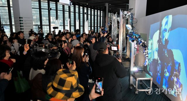 백남준 서거 20주기, AI 로봇 오페라 [포토뉴스]