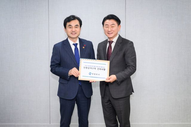 지난 28일 국방부에서 열린 ‘경기북부 미군공여구역 간담회’에서 김동근 의정부시장(오른쪽)이 안규백 국방부 장관에게 반환공여구역 관련 건의사항을 전달한 뒤 기념촬영을 하고 있다. 의정부시 제공