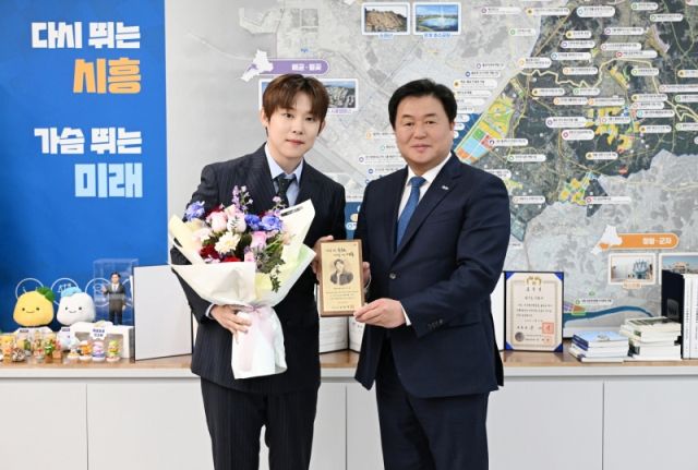 시흥시 명예문화홍보대사로 위촉된 가수 진욱(왼쪽)과 임병택 시흥시장. 시흥시 제공