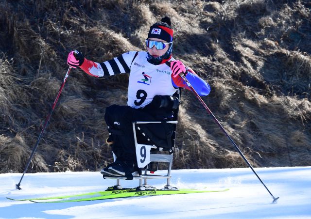 29일 강원도 평창 알펜시아 바이애슬론 경기장에서 열린 제23회 전국장애인동계체육대회 사흘째 여자 크로스컨트리스키 3㎞ SITTING(선수부)에서 한승희(경기도)가 경기에 임하고 있다. 대한장애인체육회 제공