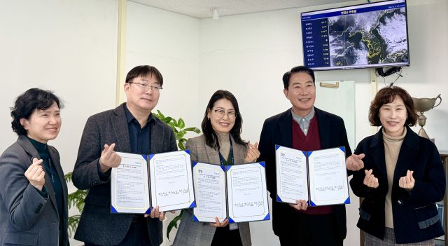 연천군농업기술센터와 농업정책과, 연천군노인복지관이 ‘연천 시니어 팜(Senior Farm)’ 공동체 사업 추진을 위한 업무협약을 체결했다. 연천군 제공