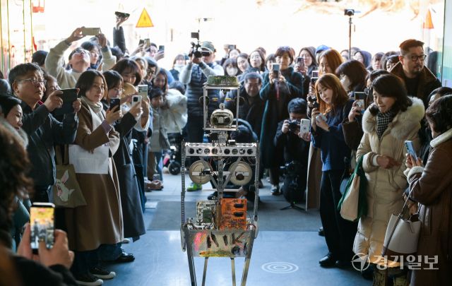 백남준 서거 20주기, AI 로봇 오페라 [포토뉴스]