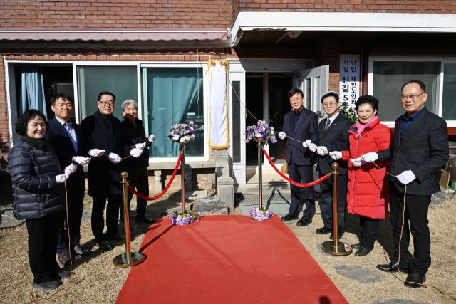 이민근 안산시장(오른쪽 네번째)이 지난 28일 신길5통경로당 이전 개소식에서 현판식을 진행하고 있다. 안산시 제공