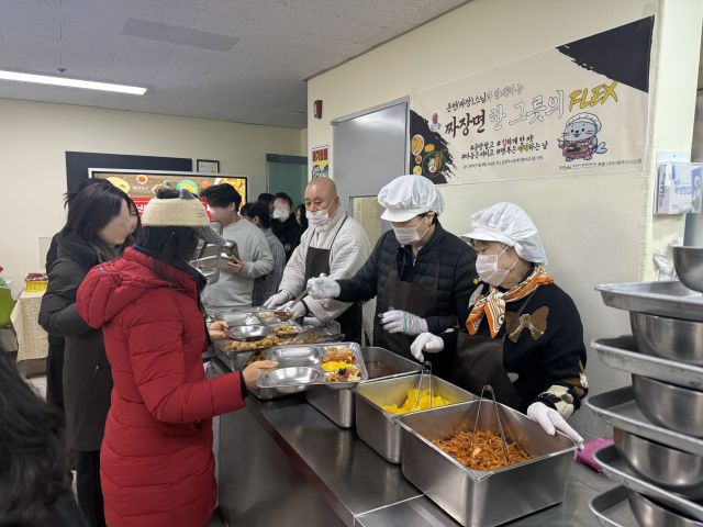 ‘짜장스님’ 천운스님과 함께 짜장면 나눔 행사 진행. 남양주시 제공