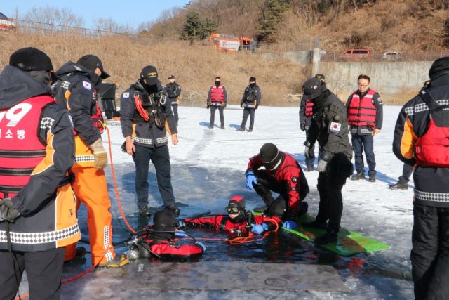 과천소방서는 29일 서울대공원 조절저수지 일대에서 동절기 수난사고 대응을 위한 전문 구조훈련을 실시했다. 과천소방서 제공