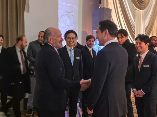 이재용 회장이 28일(현지시간) 미국 워싱턴 D.C. 스미스소니언 예술산업관에서 열린 갈라 디너에서 하워드 러트닉 미국 상무부 장관을 만나 대화하고 있다. 삼성전자 제공