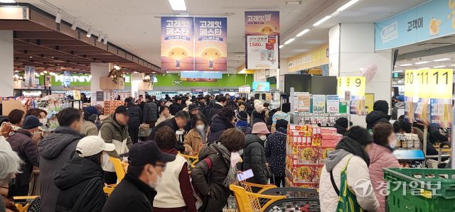 유통업계가 2026년 새해를 맞아 대규모 세일 및 프로모션 등 행사를 통해 고객 맞이에 나선 가운데 3일 오후 군포시 한 대형마트에 물건을 구매하기 위한 시민들로 가득하다. 윤원규기자