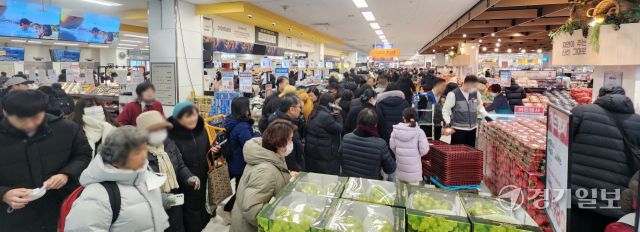 유통업계가 2026년 새해를 맞아 대규모 세일 및 프로모션 등 행사를 통해 고객 맞이에 나선 가운데 3일 오후 군포시 한 대형마트에 물건을 구매하기 위한 시민들로 가득하다. 윤원규기자
