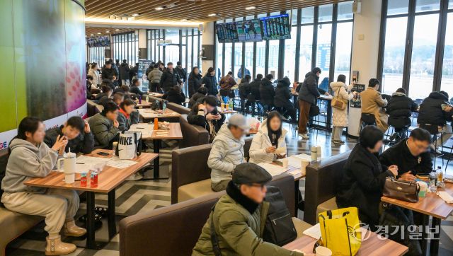 붉은 말의 해인 2026년 병오년 첫 경기가 열린 한국마사회 과천 렛츠런파크에서 경기가 진행되고 있다. 지난 2023년부터 구매 가능한 온라인 마권의 경우 올해부터는 경주당 베팅금액 상한을 10만원으로 상향됐다. 마사회 관계자는 "붉은 말의 해인 올해에는 시민 여러분들 위해 다양한 이벤트와 볼거리를 준비하겠다"고 밝혔다. 윤원규기자