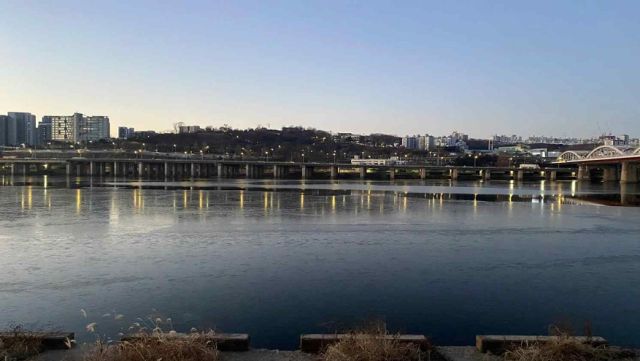 3일 오전 8시께 서울 동작구와 용산구를 잇는 한강대교 두 번째와 네 번째 교각 사이 상류 100ｍ 지점이 얼음으로 덮인 모습. 수도권기상청 제공