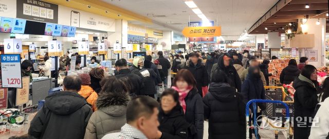 유통업계가 2026년 새해를 맞아 대규모 세일 및 프로모션 등 행사를 통해 고객 맞이에 나선 가운데 3일 오후 군포시 한 대형마트에 물건을 구매하기 위한 시민들로 가득하다. 윤원규기자