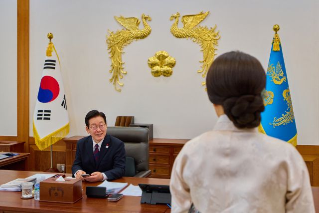 청와대는 이재명 대통령과 김혜경 여사가 청와대 본관 집무실에서 담소 나누는 모습을 2일 SNS에 공개했다. 연합뉴스