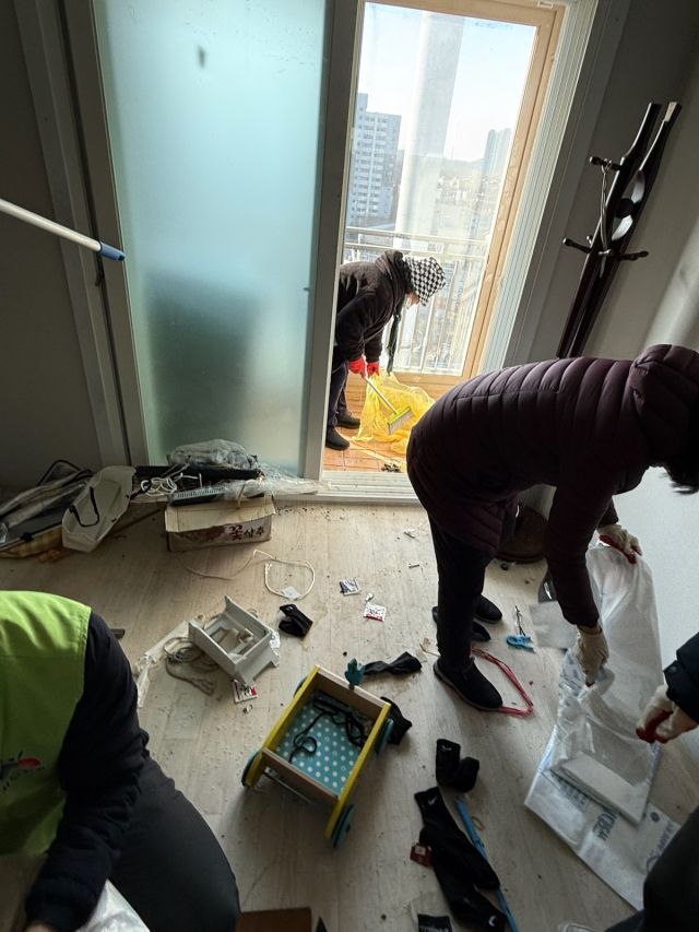 안산 선부 1동 지사협 위원 등이 29일 지역내 홀몸 어르신 가정을 방문, 생활쓰레기 수거와 정리정돈봉사활동을 펼쳤다. 안산시 제공