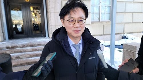 도널드 트럼프 미국 대통령의 대(對)한국 관세 재인상 위협에 대응하기 위해 미국을 찾은 김정관 산업통상부 장관이 30일(현지시간) 하워드 러트닉 미 상무장관과 이틀째 회동한 뒤 워싱턴 상무부 청사 앞에서 기자들의 질문에 답하고 있다. 연합뉴스