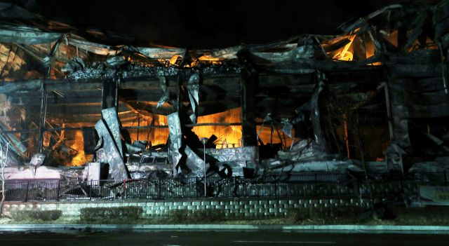 30일 충북 음성의 한 공장 화재 현장에서 직원 2명이 실종돼 소방당국이 큰 불길을 잡은 뒤 수색 중이다. 소방당국에 따르면 이날 오후 2시 56분께 충북 음성군 맹동면의 한 위생용품 제조 공장에서 불이 났다. 화재 직후 직원 81명이 대피했으나, 20대 네팔 국적 직원과 50대 카자흐스탄 국적 직원의 소재가 파악되지 않고 있다. 사진은 화재가 난 공장의 모습. 연합뉴스