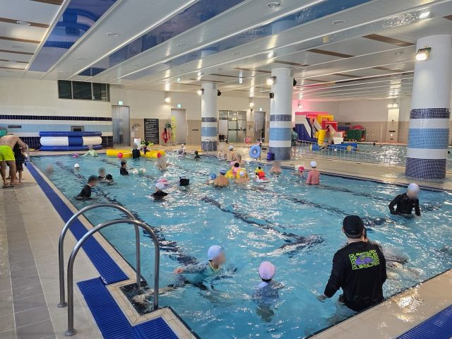 지난 25일 운정다목적체육관에서 운영된 가족 물놀이장 모습. 파주시 제공