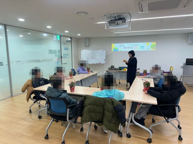 파주시정신건강복지센터에서 진행 중인 ‘원예치료 프로그램’ 운영 모습. 파주시 제공