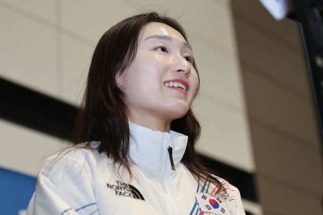 2026 제25회 2026 밀라노·코르티나담페초 동계올림픽에 출전하는 쇼트트랙 최민정이 30일 인천국제공항 제2여객터미널을 통해 출국하기 전 취재진과 인터뷰하며 밝게 웃고 있다. 연합뉴스