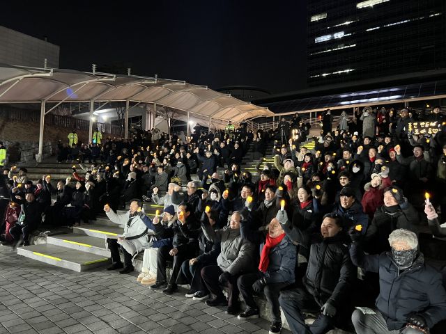 31일 오후 7시께 용인시청 야외음악당에서 용인 반도체 국가산단 이전 반대 시민추진위원회가 '용인 반도체 국가산단 사수 촛불문화제'를 열고 “국가산단 이전 반대”를 외치고 있다. 박소민기자