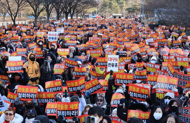 국민의힘이 한동훈 전 대표를 제명한 이후 첫 주말인 31일 한 전 대표측 지지자들이 서울 여의도에서 집회를 열고 장동혁 대표를 비롯한 지도부의 사퇴를 요구했다. 연합뉴스