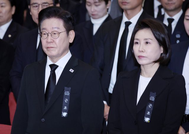 이재명 대통령과 김혜경 여사가 31일 서울 여의도 국회 의원회관에서 열린 이해찬 전 국무총리 영결식에 참석해 고인의 영정을 바라보고 있다. 연합뉴스