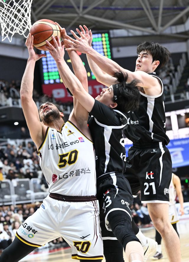 4일 수원 KT 소닉붐 아레나에서 열린 2025-2026 LG전자 프로농구 4라운드 경기에서 수원 KT소닉붐과 창원 LG 세이커스의 선수들이 볼 경합을 하고 있다. KBL제공