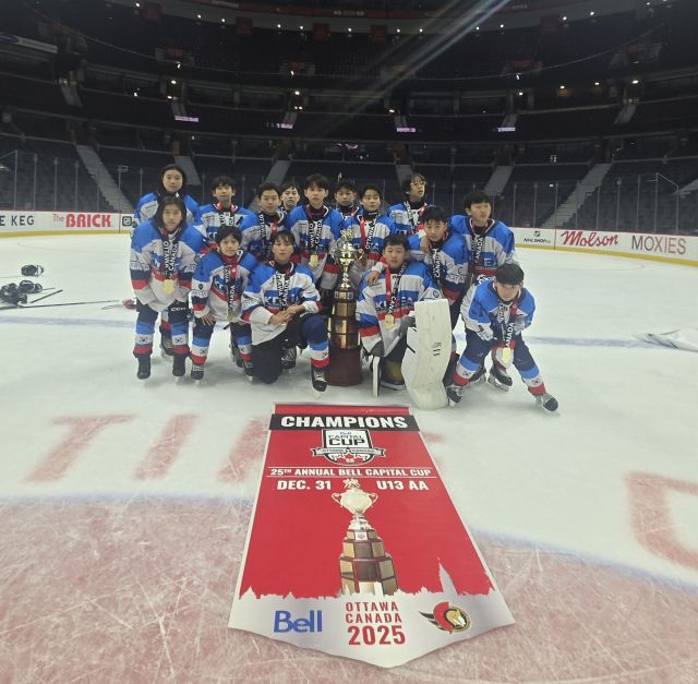 경기도 초등부 아이스하키 대표팀은 캐나다 오타와에서 1일(한국시간) 막을 내린 제25회 벨 캐피탈컵 국제아이스하키대회 13세 이하(U-13) 디비전 AA에서 우승을 차지한 뒤 기념촬영을 하고 있다. 경기도아이스하키협회 제공