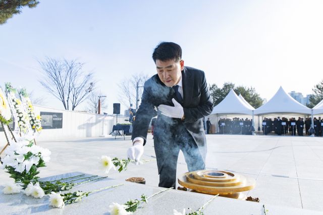 배정수 화성특례시의회 의장이 현충탑에 헌화하고 있다. 화성특례시의회 제공