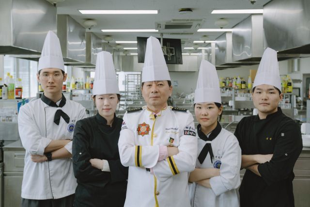 서정대학교 호텔외식조리과 학생들이 기념촬영을 하고 있다. 서정대 제공