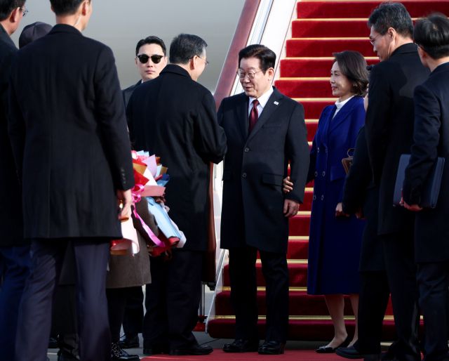 중국을 국빈방문하는 이재명 대통령과 김혜경 여사가 4일 베이징 서우두 공항에 도착한 공군1호기에서 내려 환영객들과 인사하고 있다. 연합뉴스